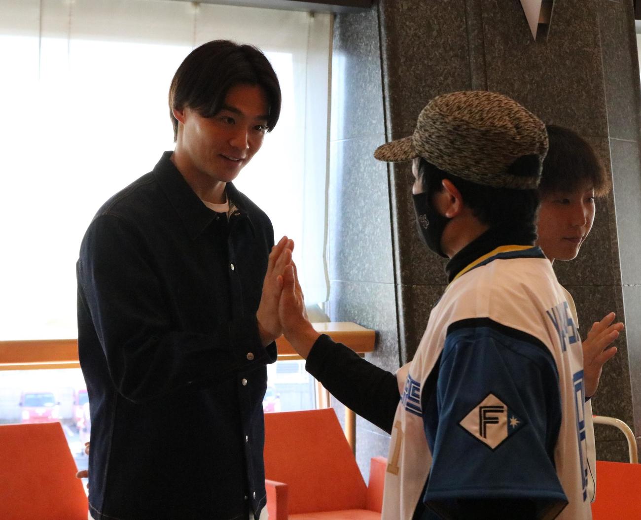 兵庫ブルーサンダーズのイベントで日本ハム山崎福也投手がファンとハイタッチする（撮影・林亮佑）＝2023年12月10日、三田市総合文化センター郷の音ホール