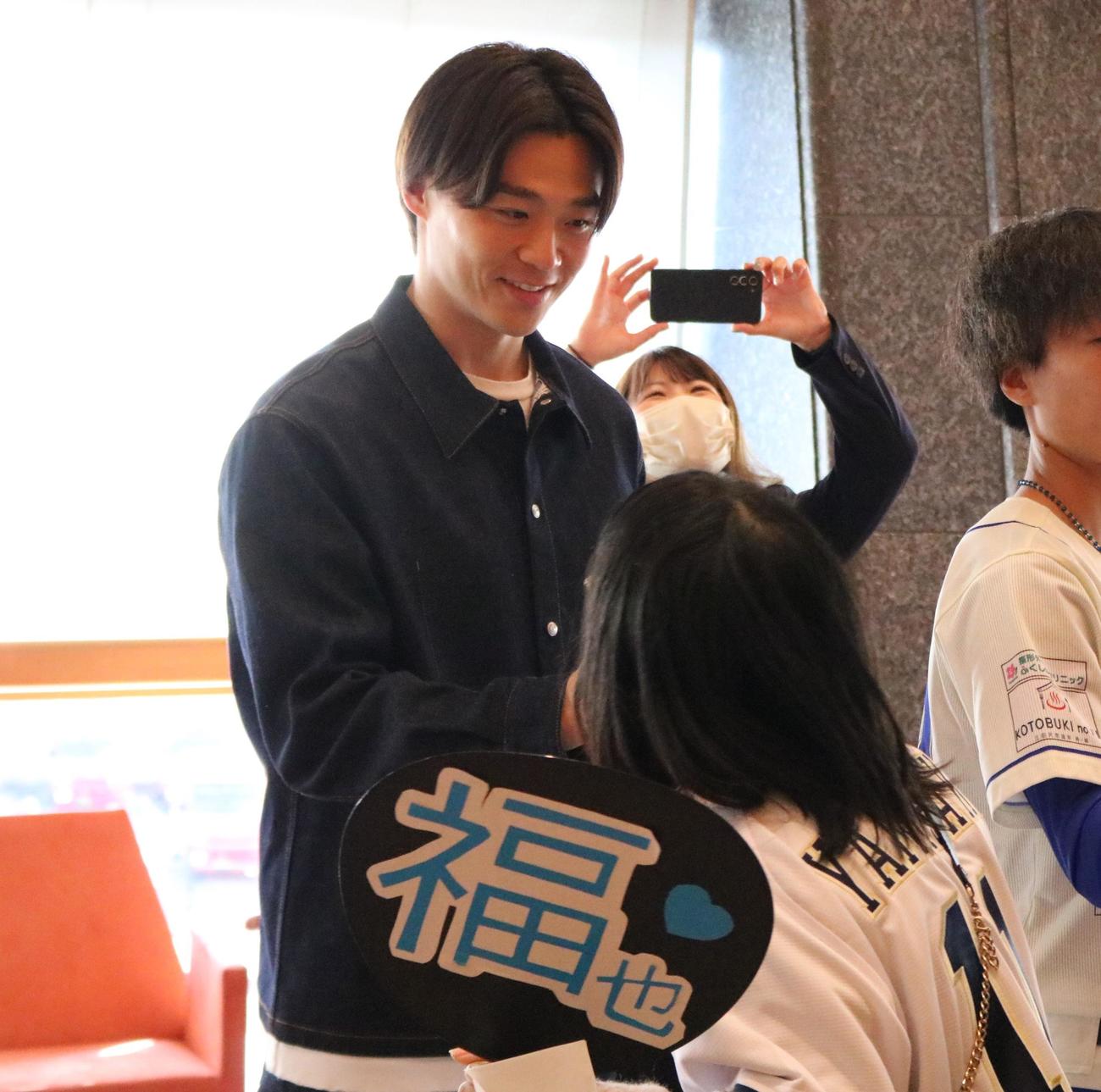 兵庫ブルーサンダーズのイベントで日本ハム山崎福也投手がファンとハイタッチする（撮影・林亮佑）＝2023年12月10日、三田市総合文化センター郷の音ホール