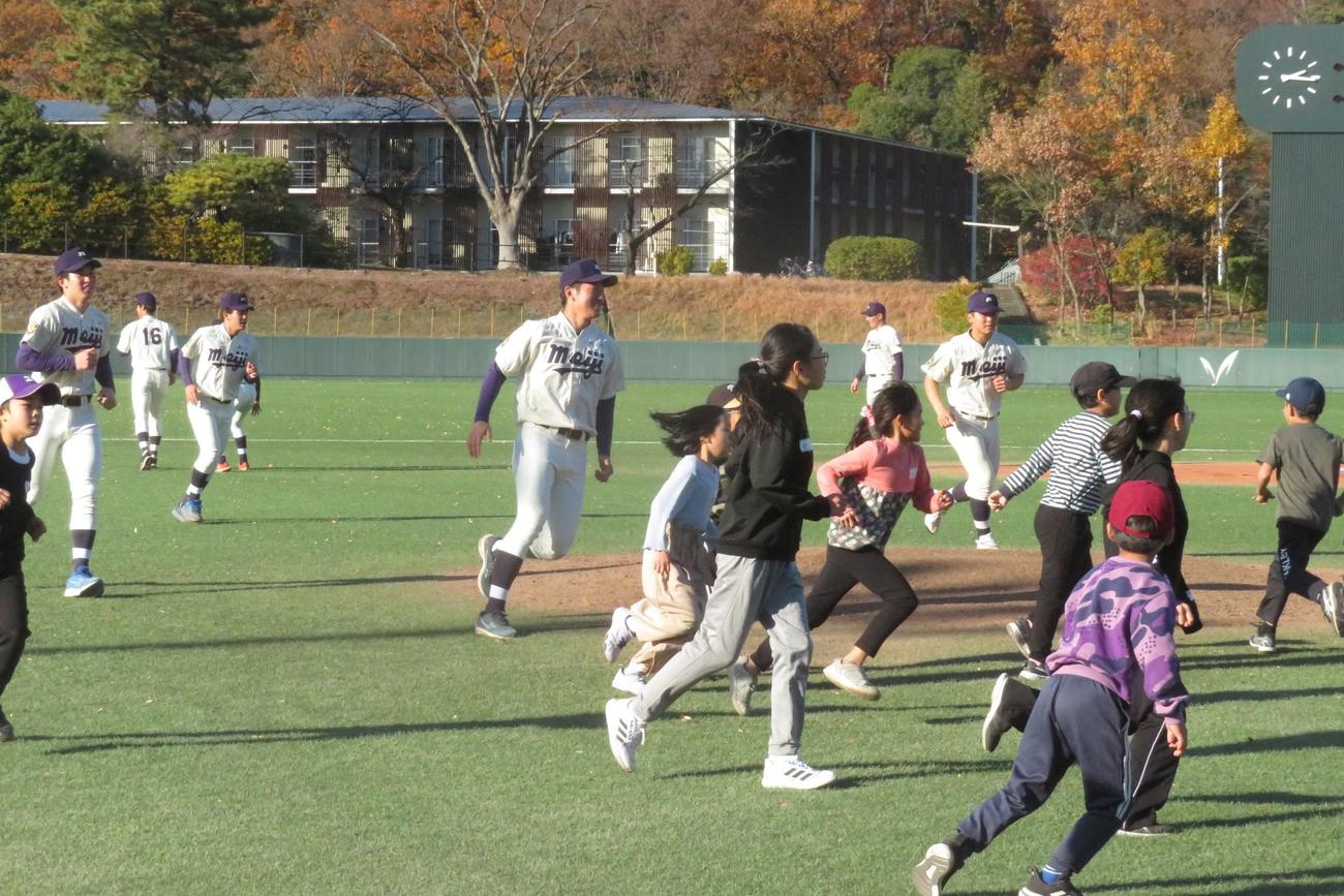明大はじめ東京6大学各校がグラウンド開放のイベントを行った（撮影・金子真仁）