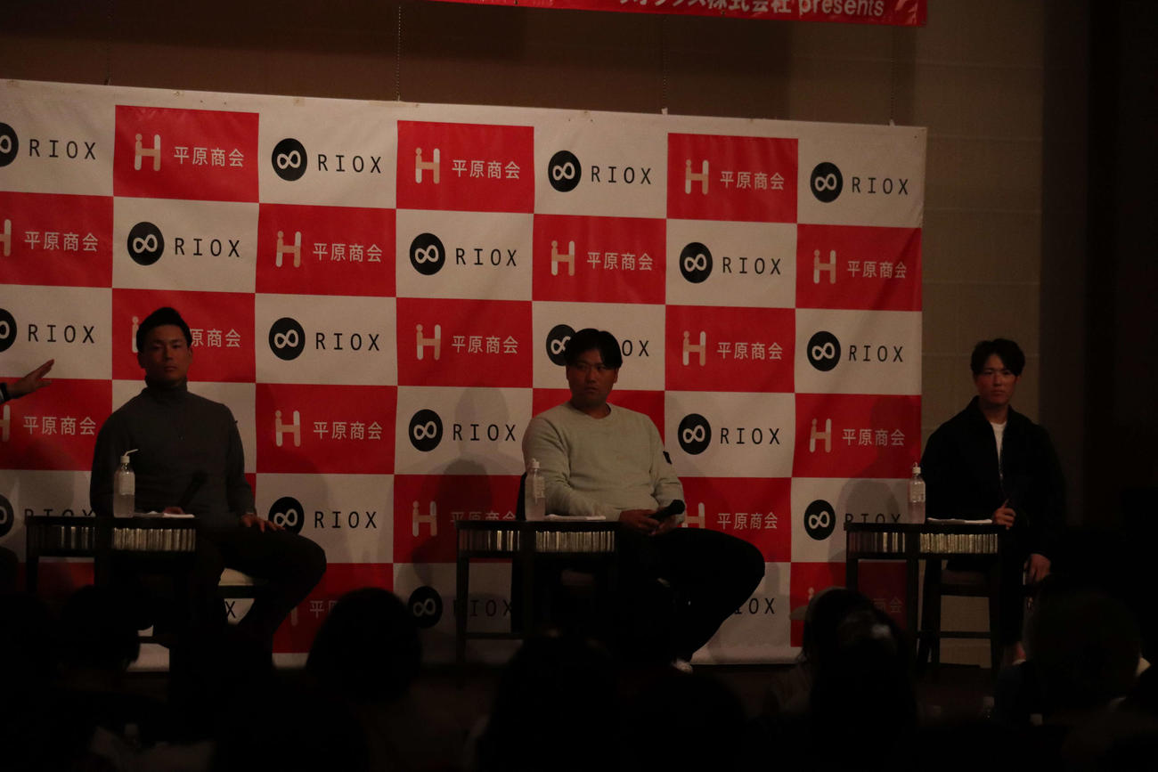 トークショーに出席した広島栗林良吏投手、末包昇大内野手、森下暢仁投手（写真左から）（撮影・前原淳）＝2023年12月10日、広島県呉市内ホテル