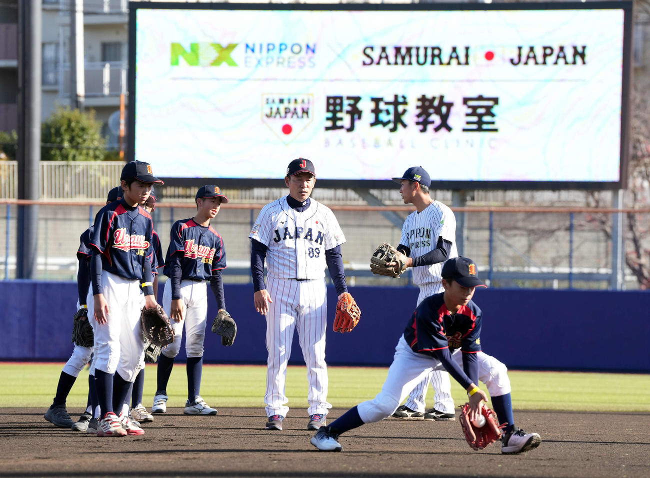 子どもたちの動きを見る侍ジャパン井端監督（中央）（撮影・たえ見朱実）