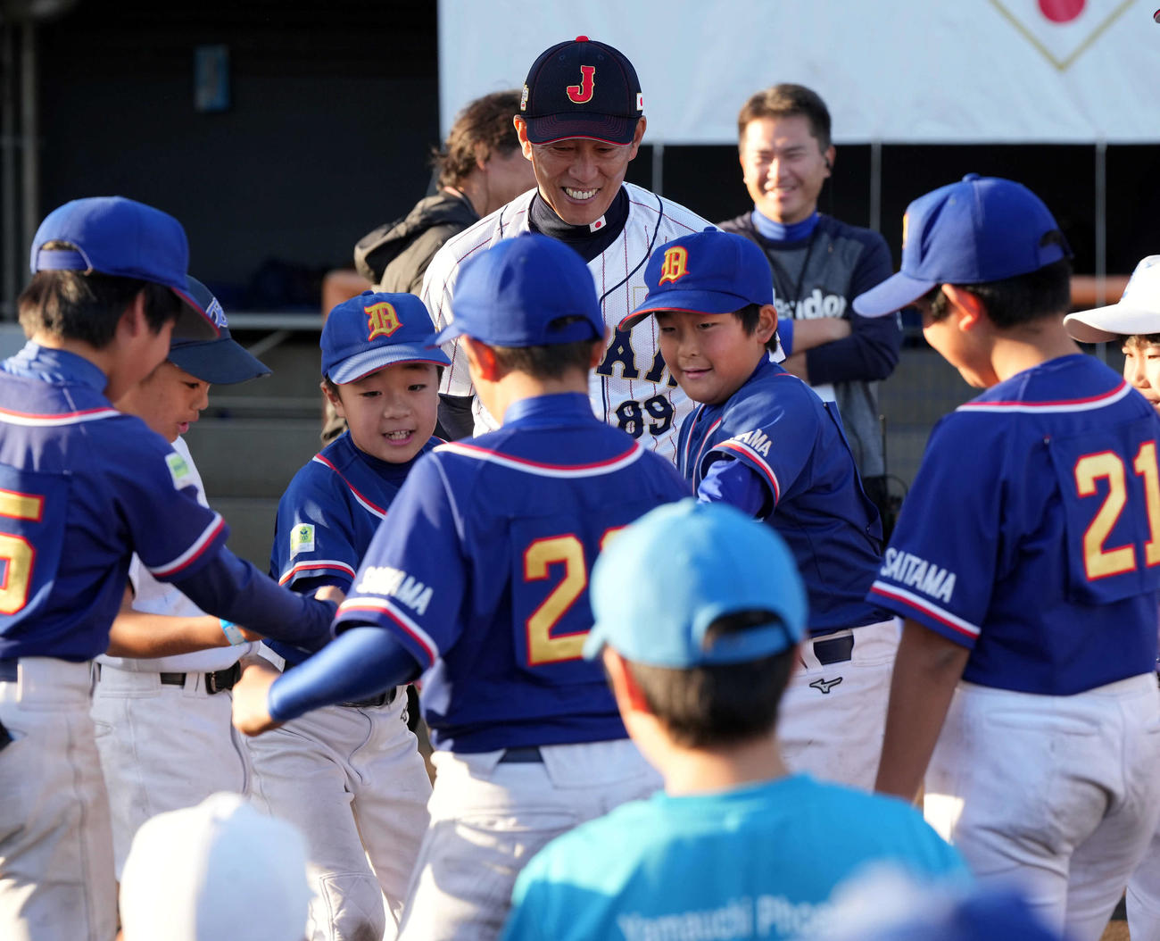 教室後のじゃんけん大会で、盛り上がる子どもたちを笑顔で見つめる侍ジャパン井端監督（撮影・たえ見朱実）