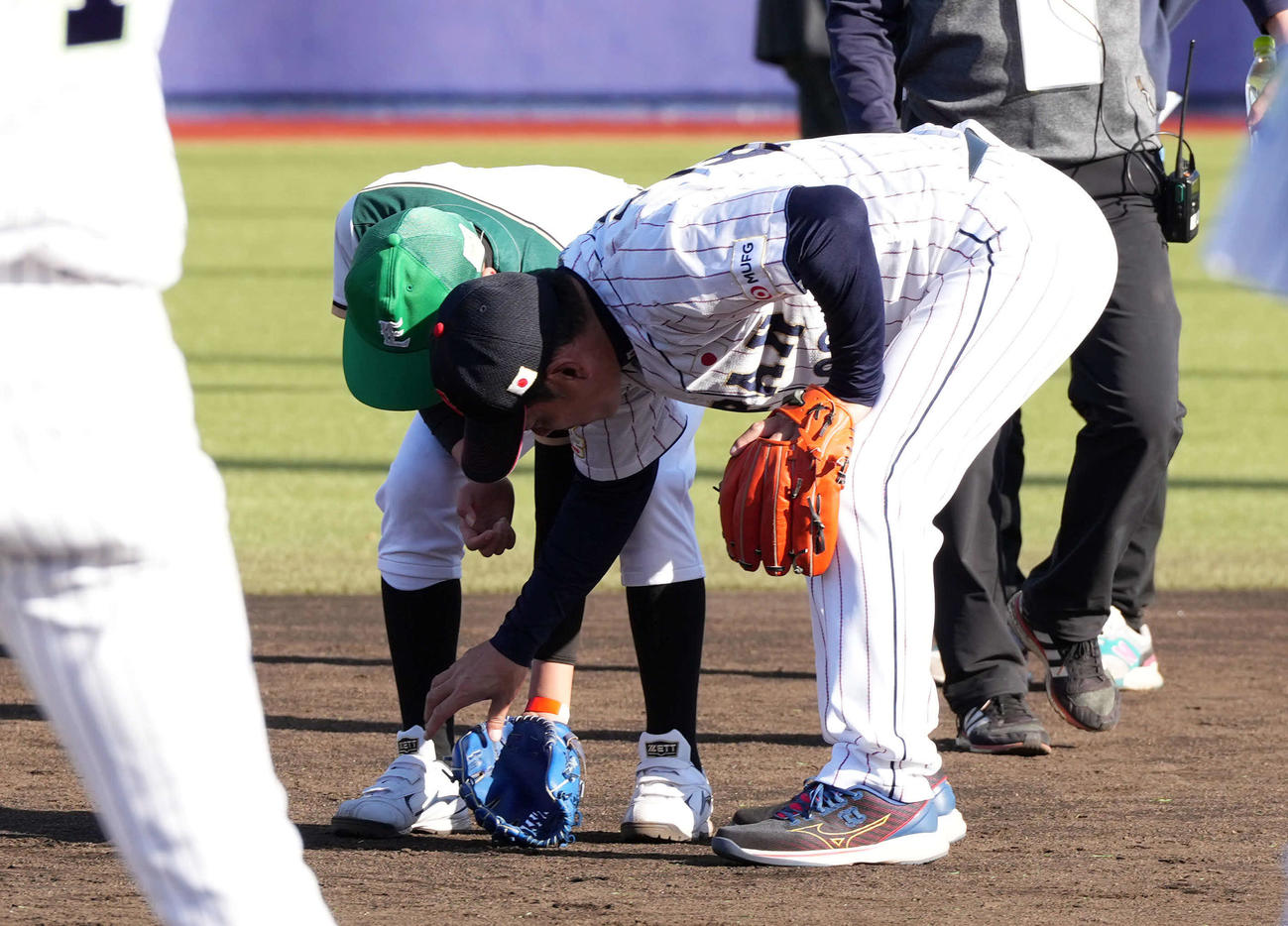 守備の指導をする侍ジャパン井端監督（撮影・たえ見朱実）