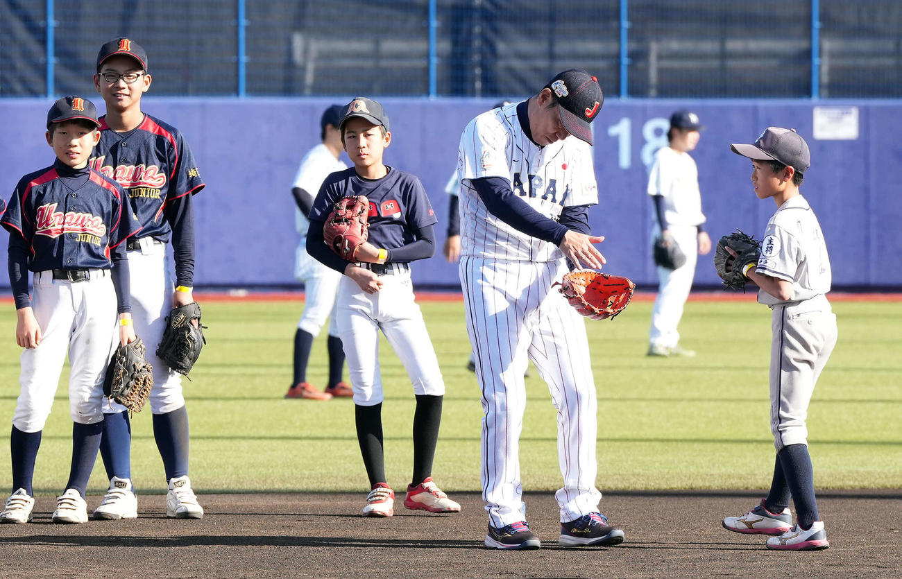 守備の指導をする侍ジャパン井端監督（撮影・たえ見朱実）