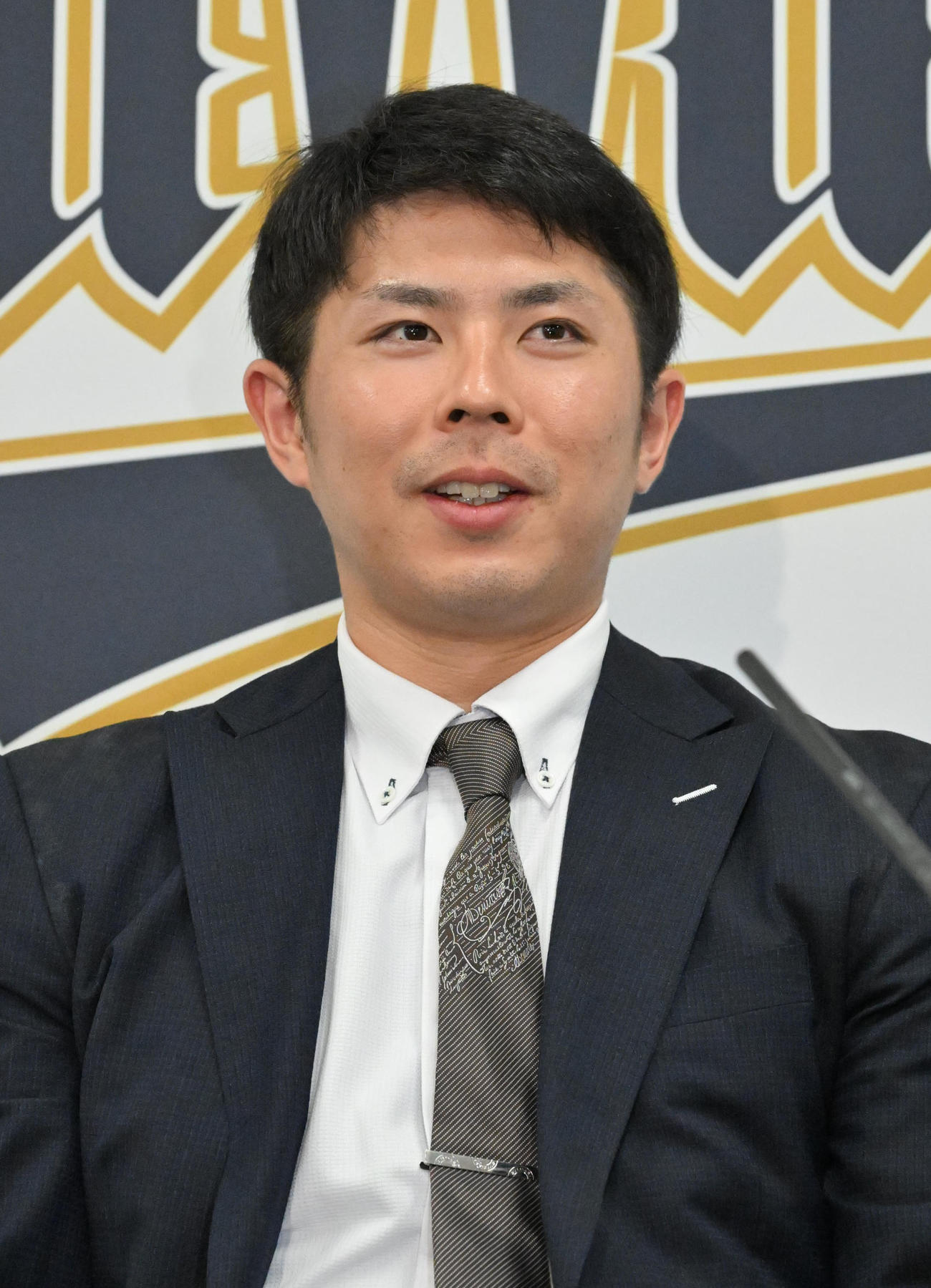 契約更改を終え会見をする若月（撮影・石井愛子）