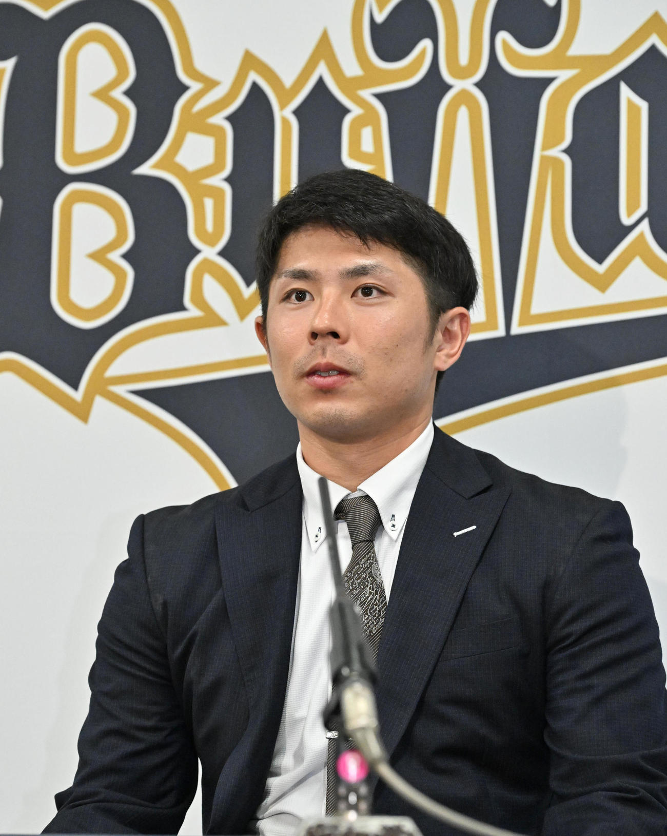 契約更改を終え会見をする若月（撮影・石井愛子）