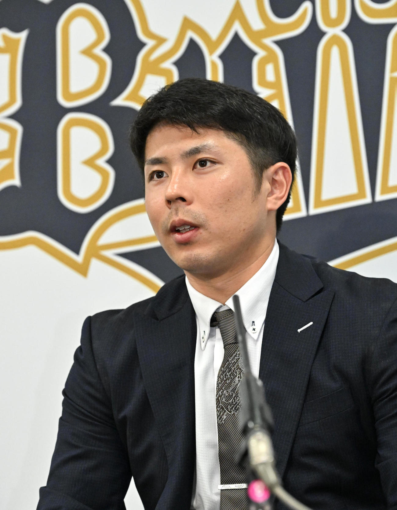 契約更改を終え会見をする若月（撮影・石井愛子）