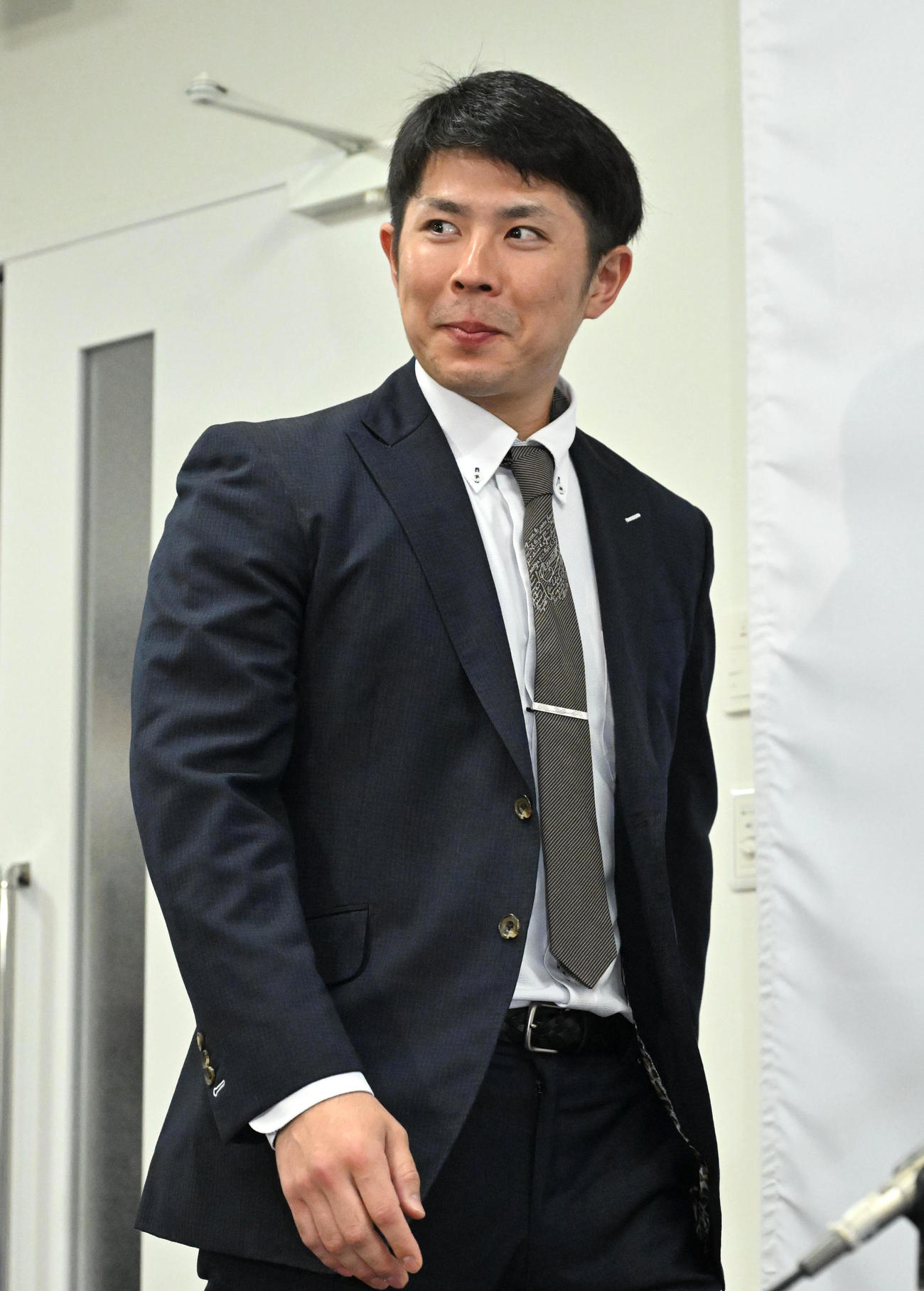 契約更改を終え会見をする若月（撮影・石井愛子）