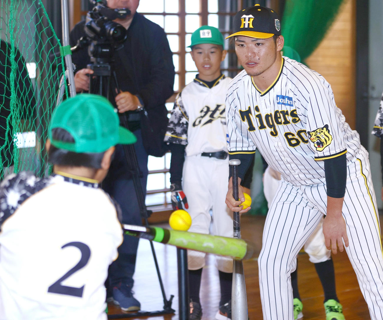 奈良県人会の野球教室で子どもの打撃を見つめる阪神小野寺（撮影・上山淳一）