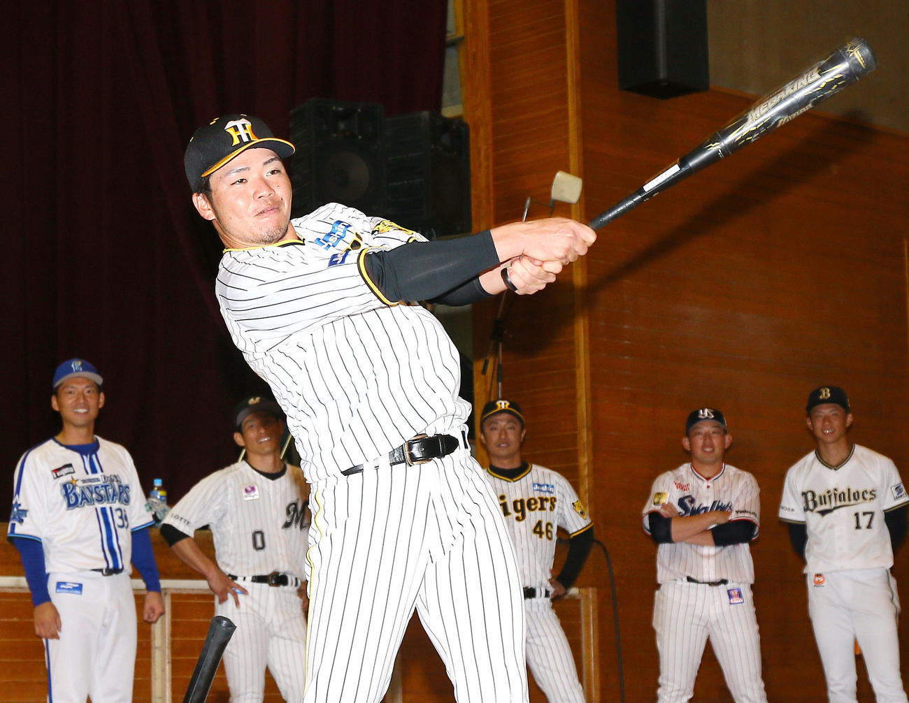 奈良県人会の野球教室で快音を飛ばす阪神小野寺（撮影・上山淳一）