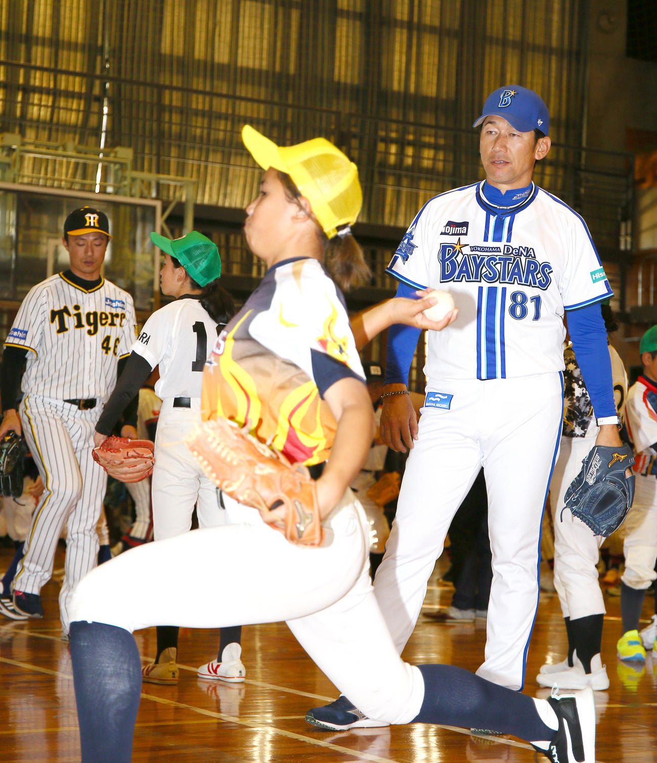 奈良県人会の野球教室でDeNA三浦監督（右）は子供の投球を見つめる。左は阪神島本（撮影・上山淳一）