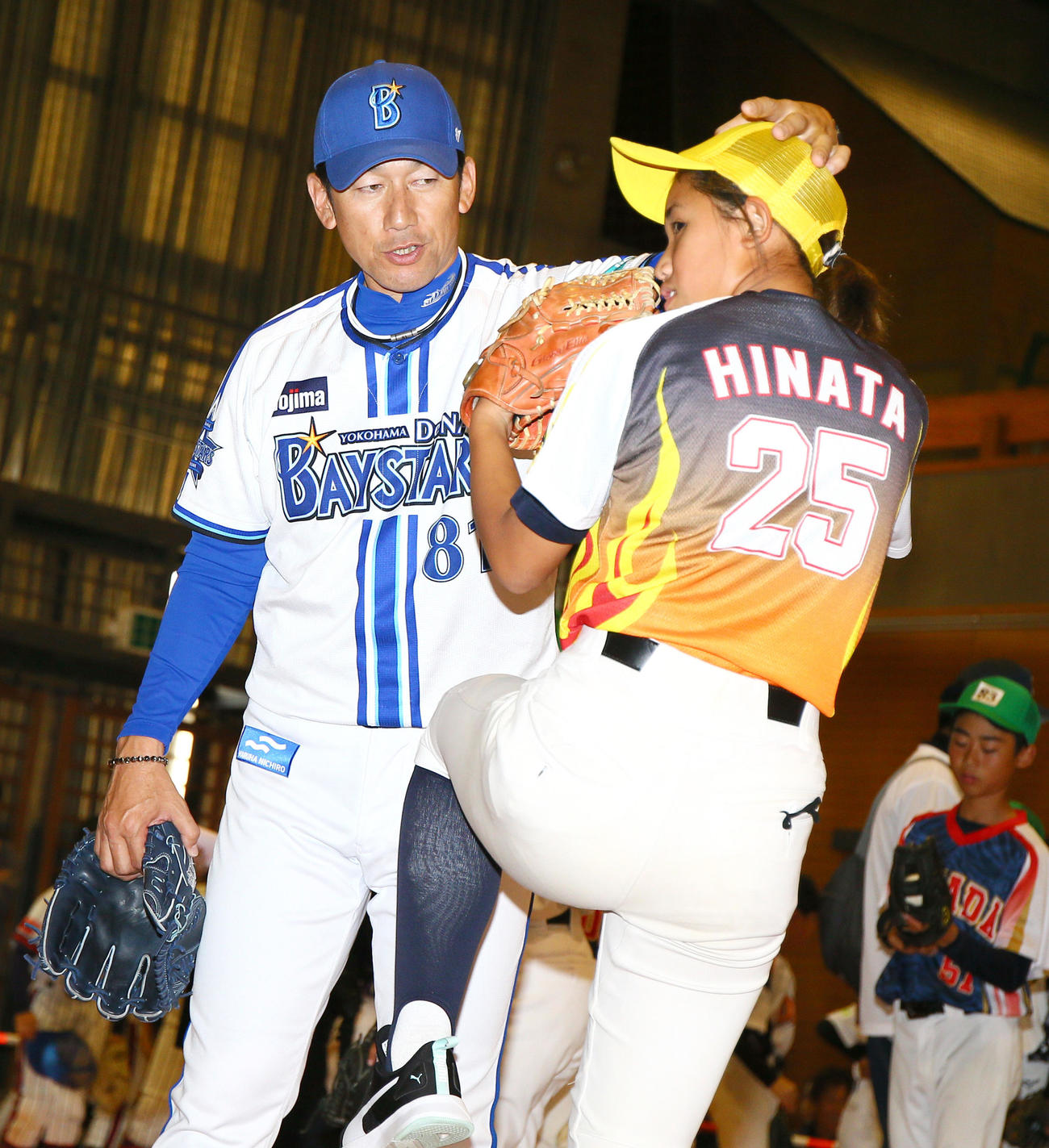 奈良県人会の野球教室でDeNA三浦監督（左）は子供を指導する（撮影・上山淳一）