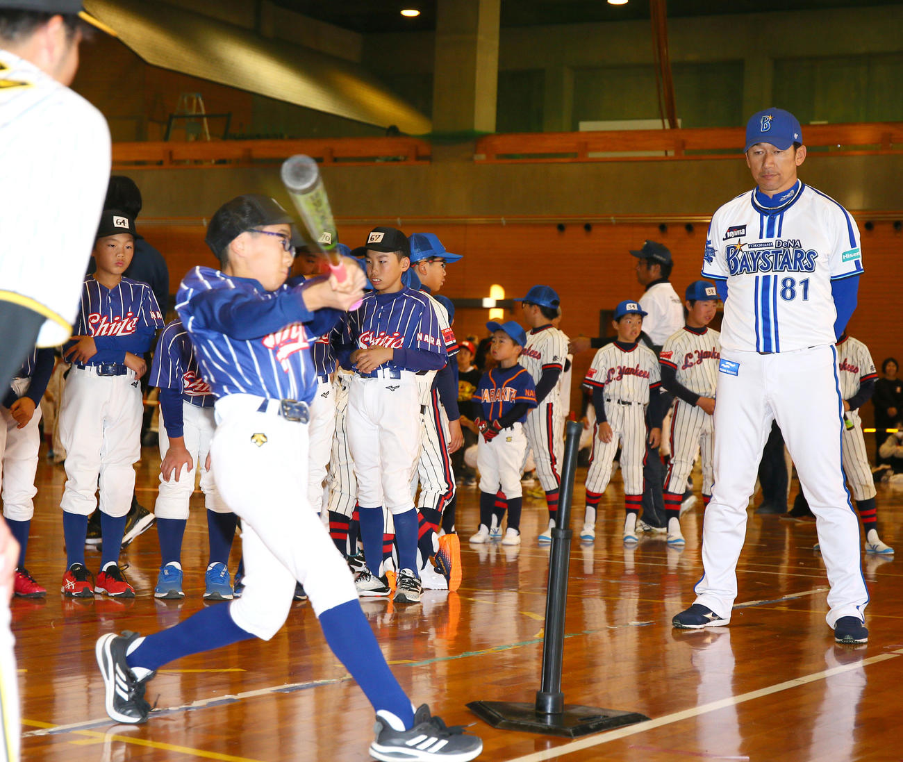 奈良県人会の野球教室でDeNA三浦監督（右）は子供の打撃を見つめる（撮影・上山淳一）