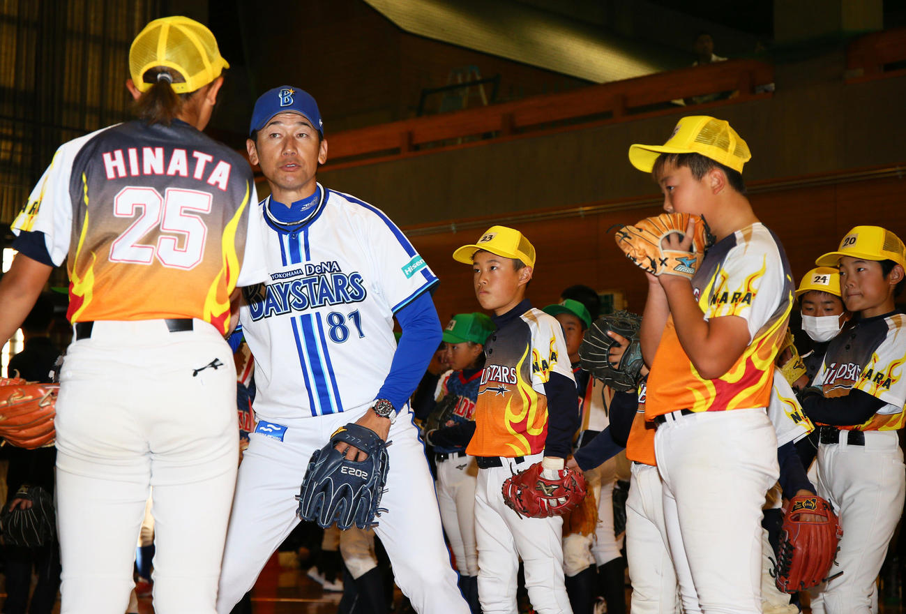 奈良県人会の野球教室でDeNA三浦監督は子供を指導する（撮影・上山淳一）