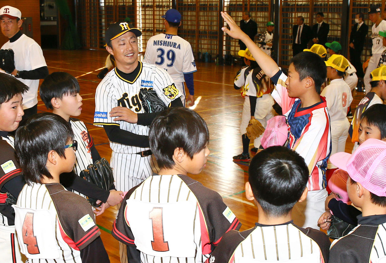 奈良県人会の野球教室で笑顔を見せる阪神島本（撮影・上山淳一）