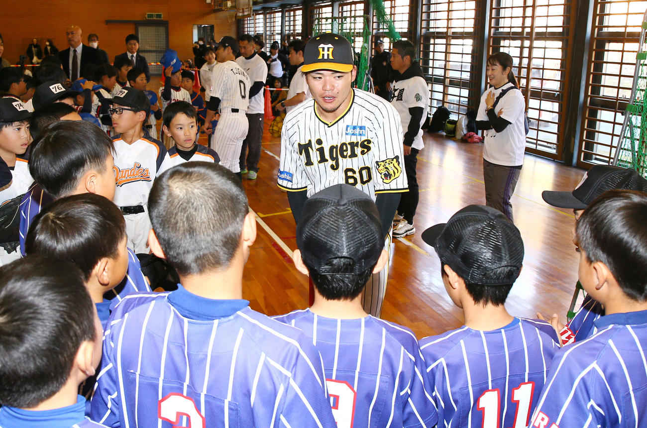 プロ野球・奈良県人会の野球教室でアドバイスする阪神小野寺（撮影・上山淳一）