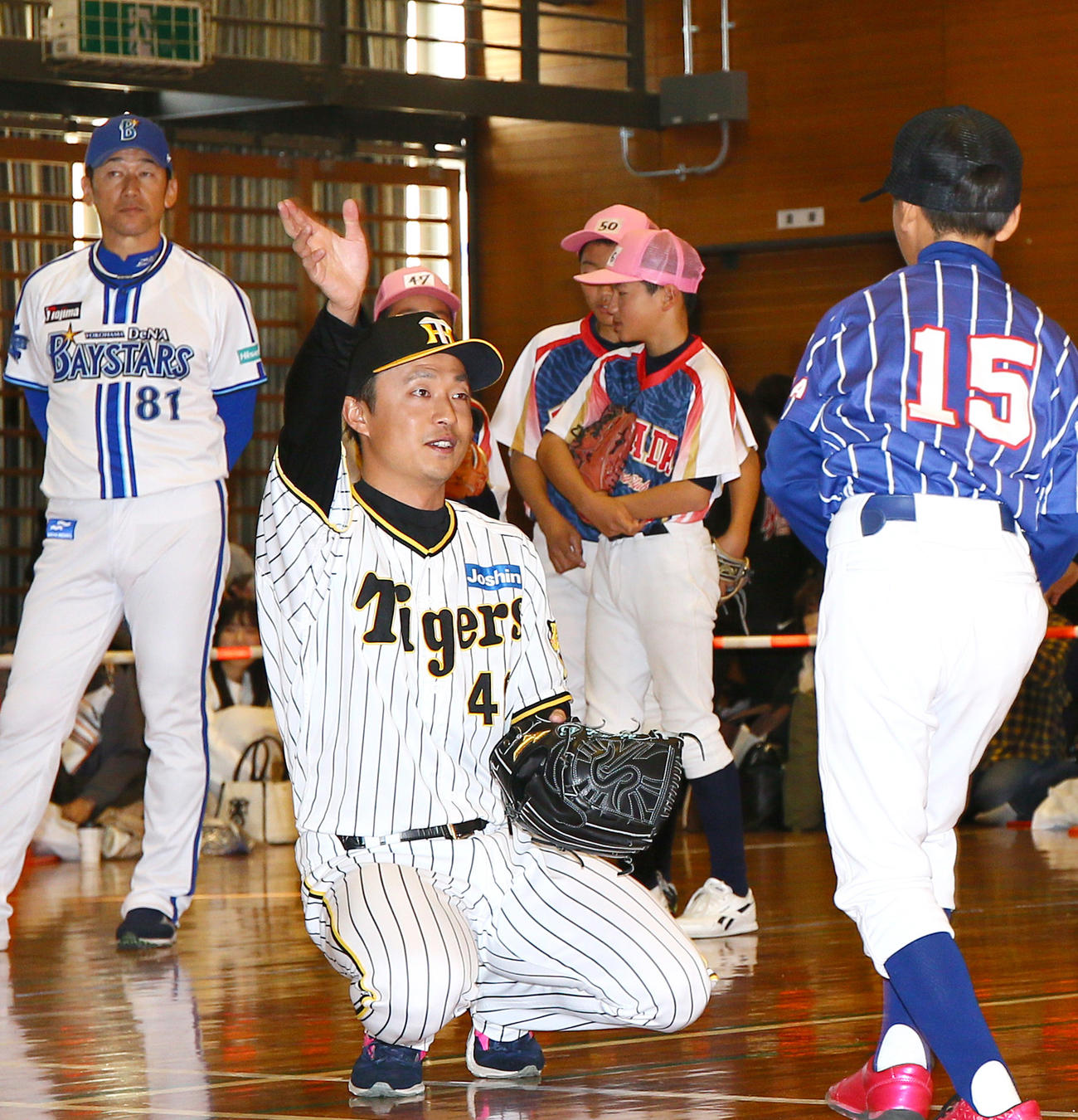 奈良県人会の野球教室でアドバイスする阪神島本。左はDeNA三浦監督（撮影・上山淳一）