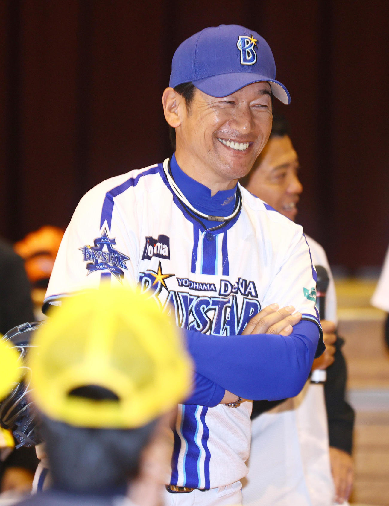 奈良県人会の野球教室で笑顔を見せるDeNA三浦監督（撮影・上山淳一）
