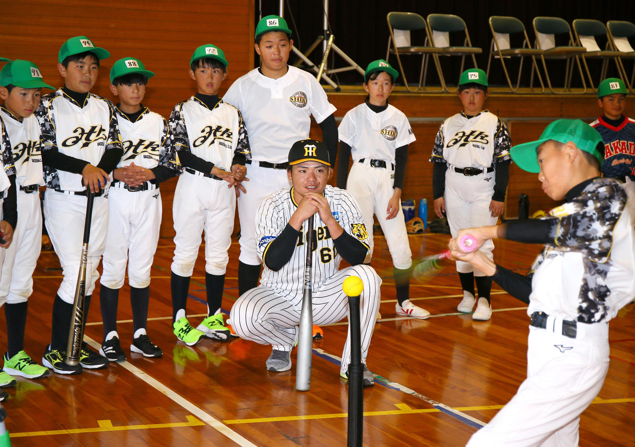 奈良県人会の野球教室で子どもの打撃を見つめる阪神小野寺（撮影・上山淳一）