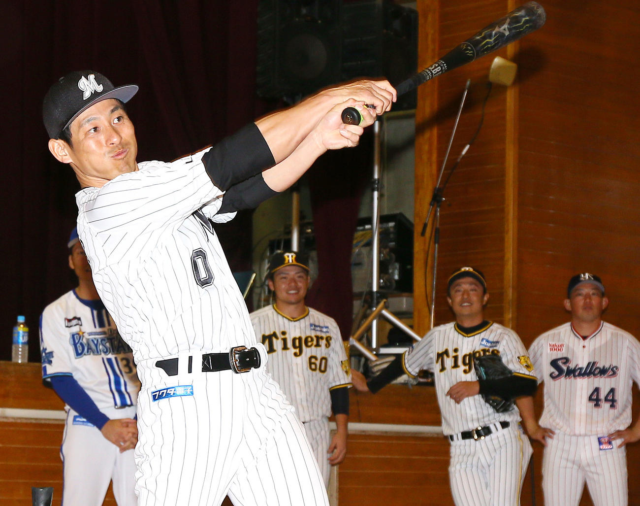 奈良県人会の野球教室で打撃を披露するロッテ荻野（撮影・上山淳一）