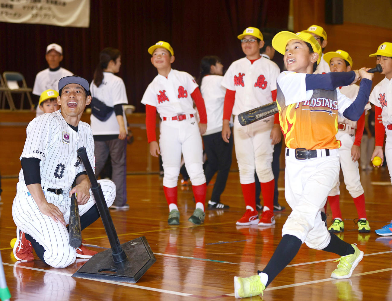 奈良県人会の野球教室で子供の打撃に驚くロッテ荻野（撮影・上山淳一）