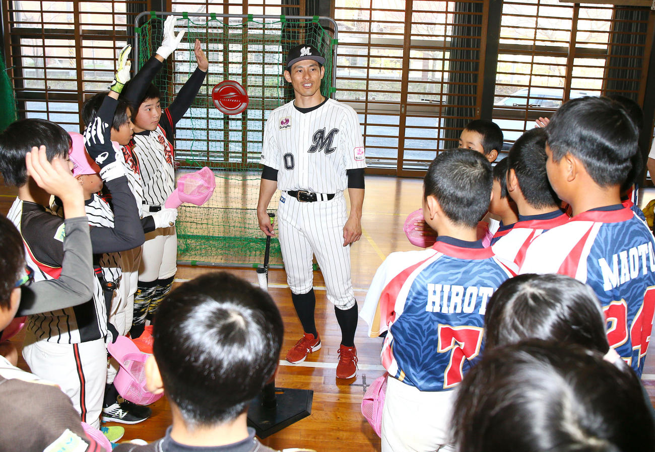 奈良県人会の野球教室でアドバイスするロッテ荻野（撮影・上山淳一）