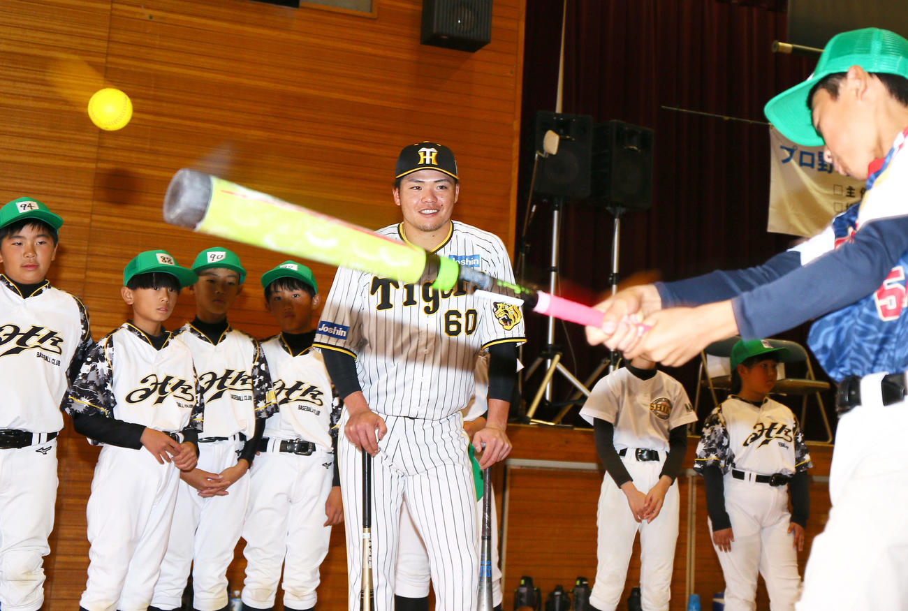 奈良県人会の野球教室で子どもの打撃を見つめる阪神小野寺（撮影・上山淳一）