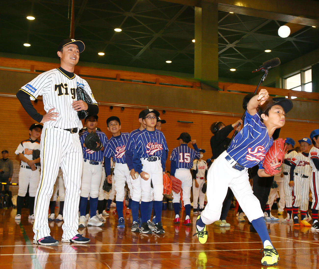 奈良県人会の野球教室で子供の投球を見守る阪神島本（撮影・上山淳一）