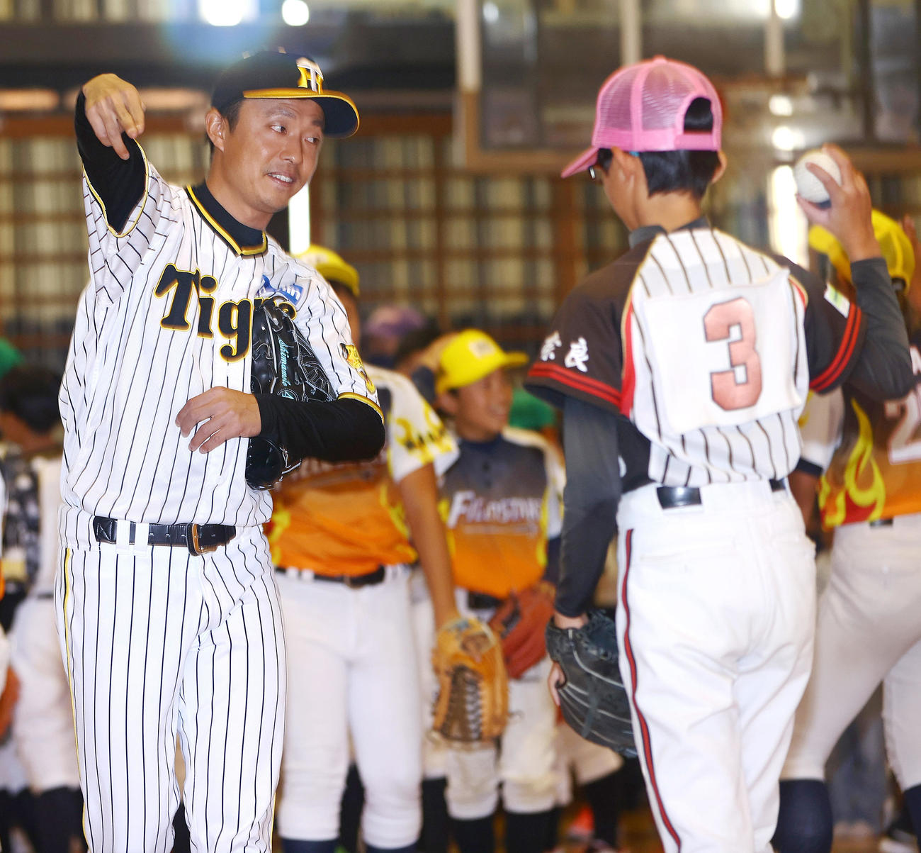 奈良県人会の野球教室でアドバイスする阪神島本（撮影・上山淳一）