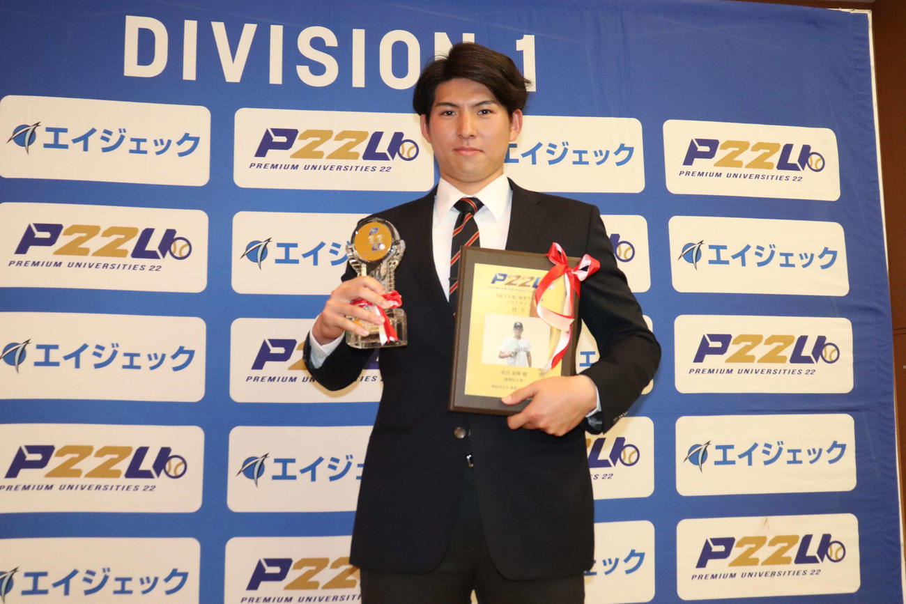 東都大学秋季リーグ戦個人タイトル表彰式　最優秀防御率の盾とトロフィーを手に胸を張る武内（撮影・保坂淑子）