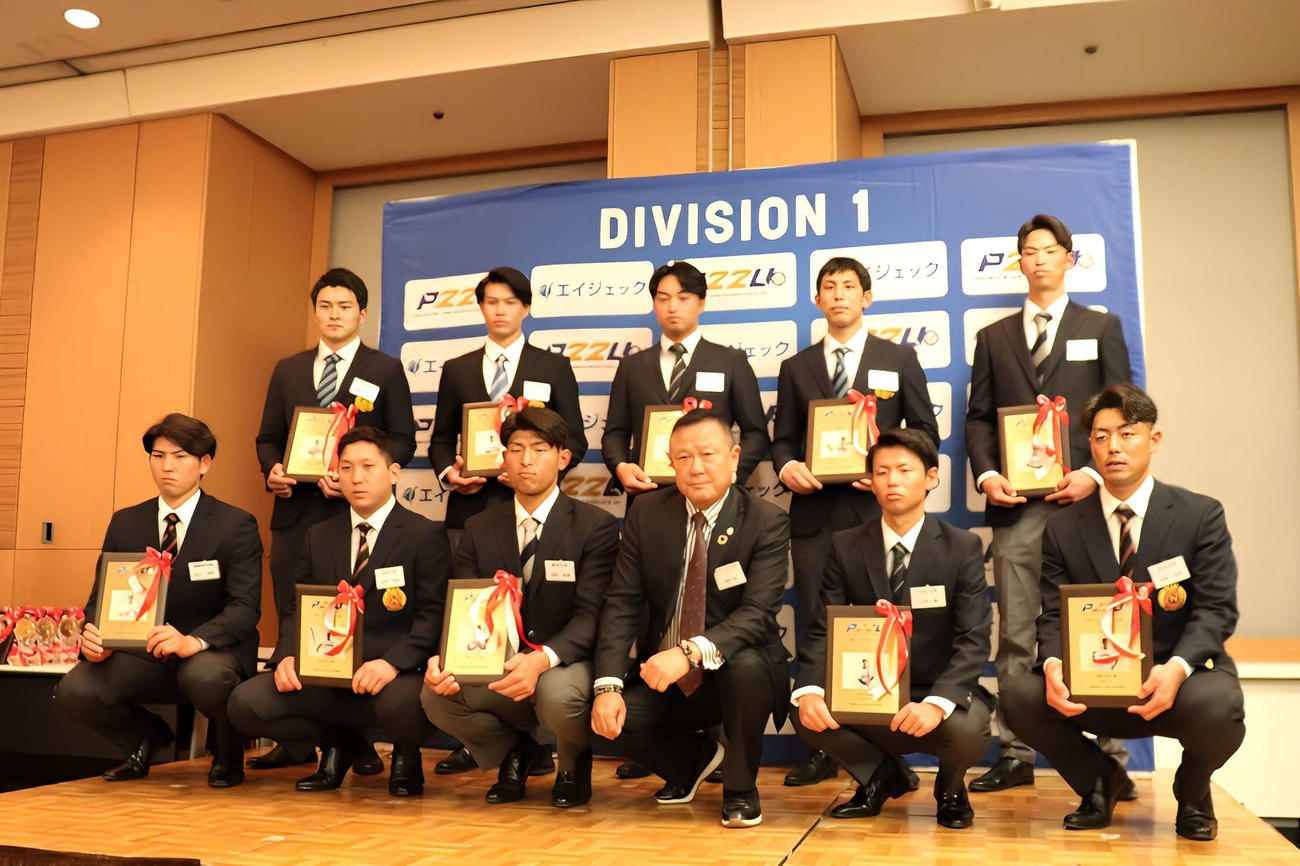 ベストナインの（前列左から）武内、友田、池田、山本、谷端、浦林、中島、桜井、天井、花田（撮影・保坂淑子）