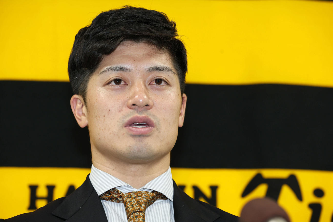 7000万円で契約を更改し記者の質問に答える阪神坂本（撮影・加藤哉）