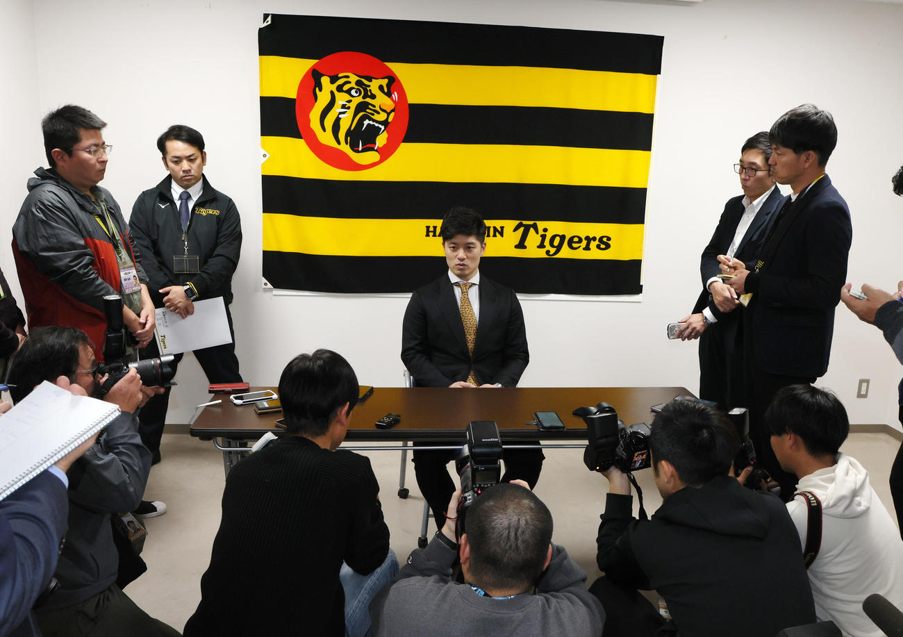 契約を更改し記者の質問に答える坂本（撮影・加藤哉）