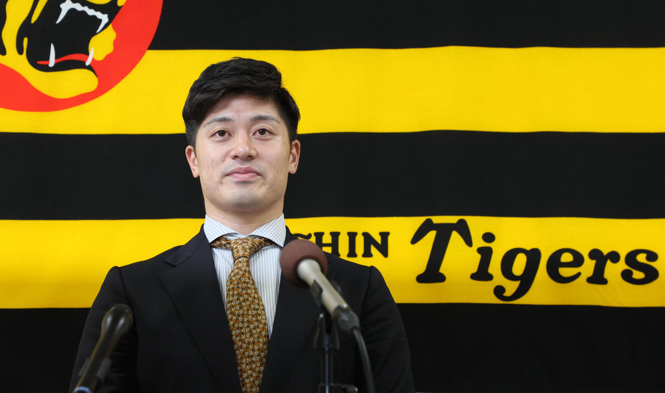 契約を更改し会見する坂本（撮影・加藤哉）