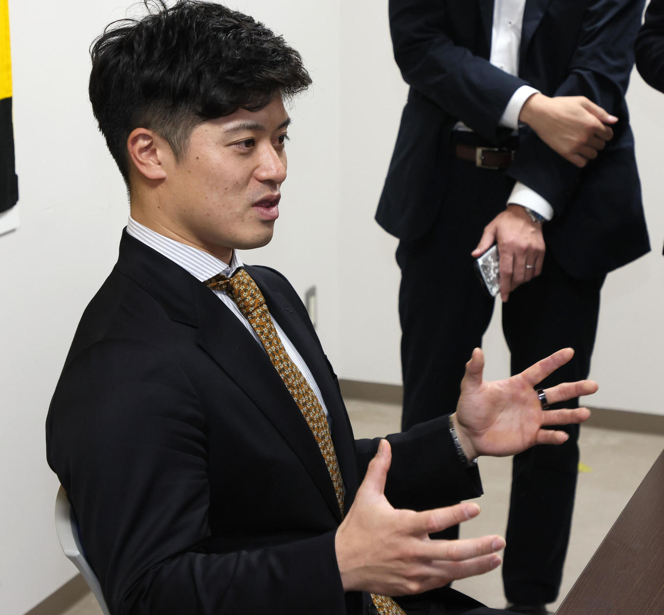 契約を更改し会見する坂本（撮影・加藤哉）
