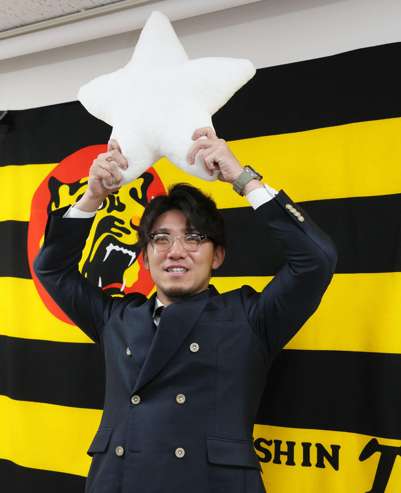 倍増の1億6000万円で更改した伊藤将は来年も白星狙う！とクッションを手にポーズを決める（撮影・加藤哉）