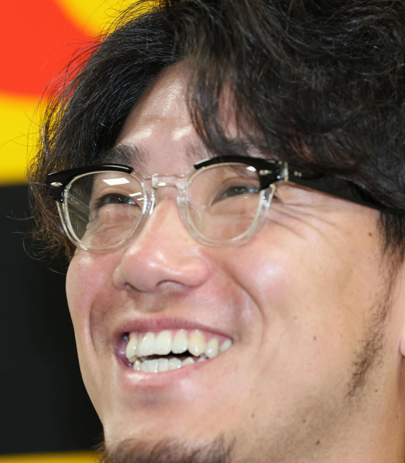 倍増の1億6000万円で更改した阪神伊藤将は会見で笑顔（撮影・加藤哉）