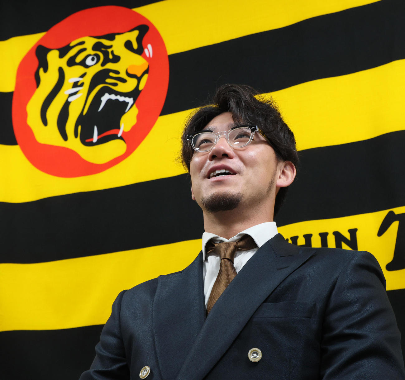アップ提示で契約を更改し会見で笑顔を見せる伊藤将（撮影・加藤哉）