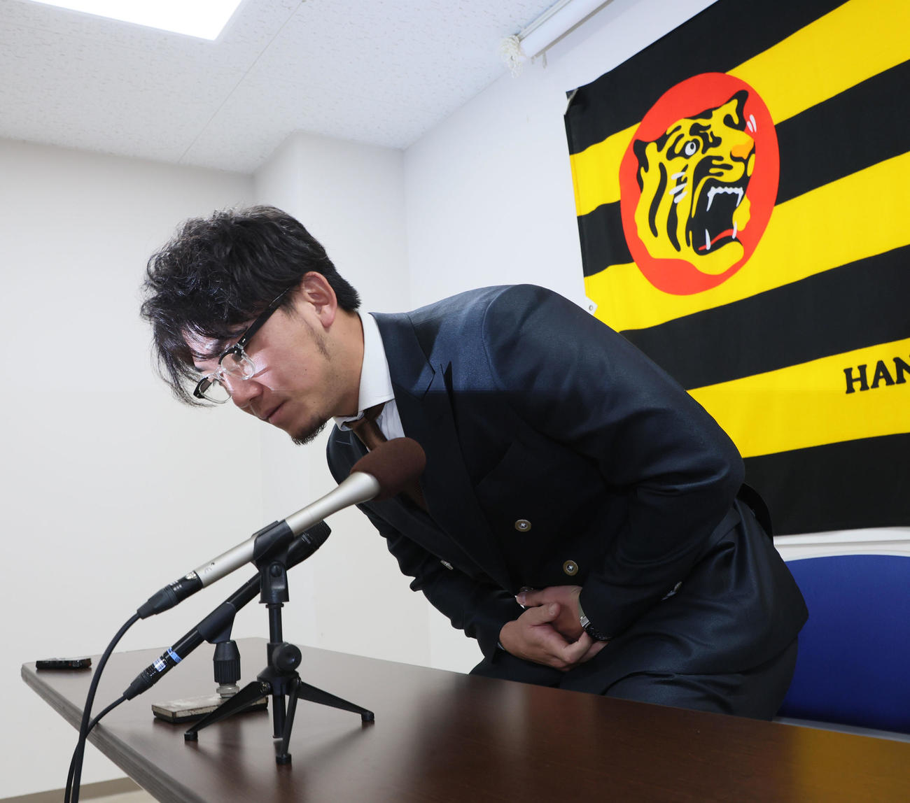 契約を更改し会見場に入る伊藤将（撮影・加藤哉）