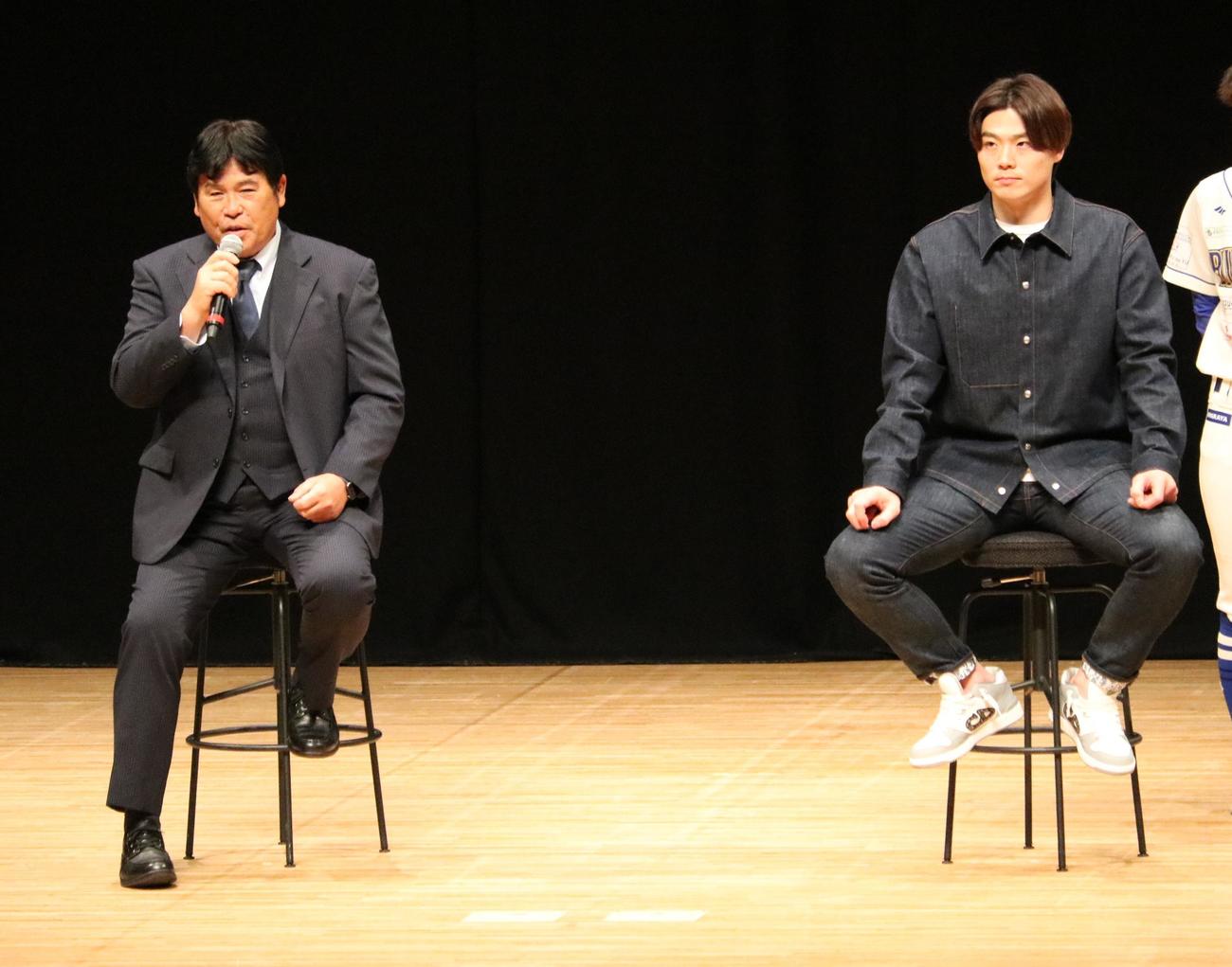 兵庫ブルーサンダーズのイベントで息子の山崎福也投手にエールを送る、父章弘さん（撮影・林亮佑）