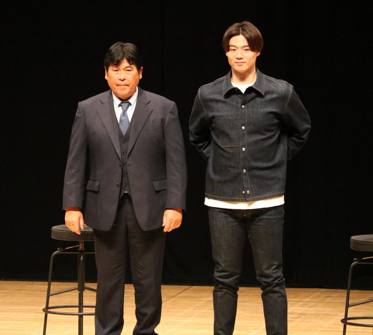 親子で写真におさまる兵庫ブルーサンダーズ監督の章弘さんと日本ハム山崎福也投手（撮影・林亮佑）