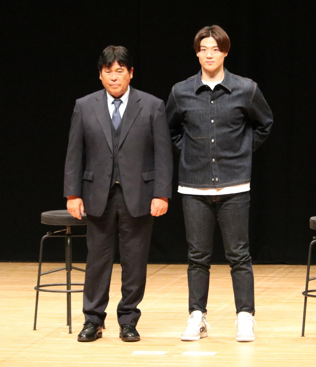 親子で写真におさまる兵庫ブルーサンダーズ監督の章弘さんと日本ハム山崎（撮影・林亮佑）