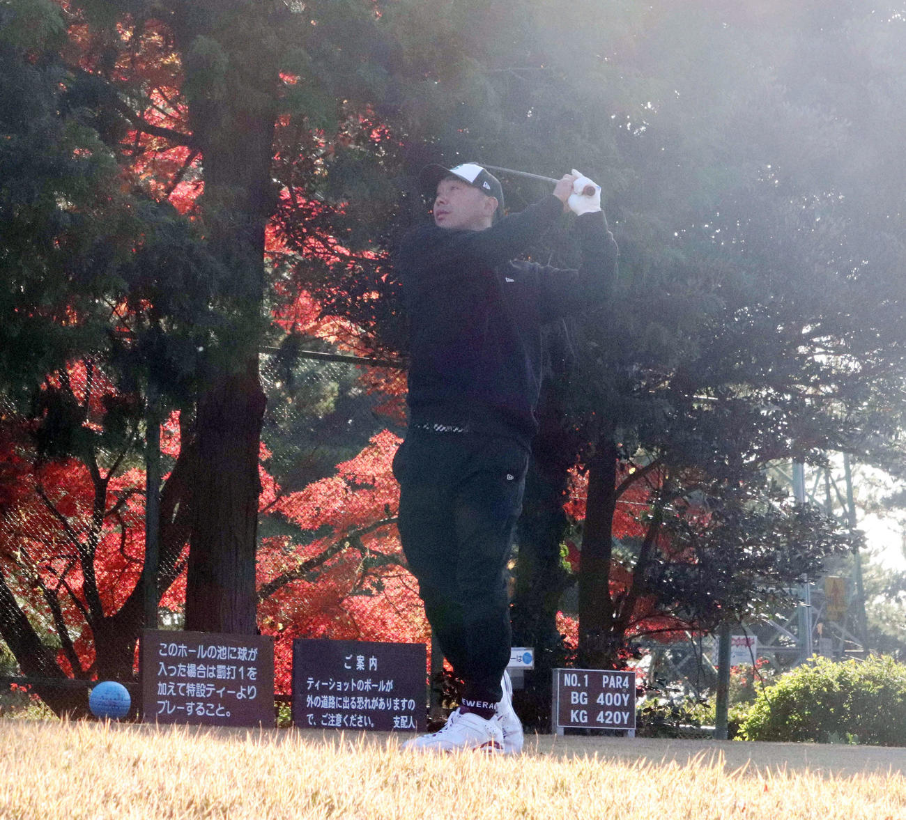 中大硬式野球部OBのゴルフコンペに参加し、ティーショットを放つ巨人阿部監督（撮影・小早川宗一郎）