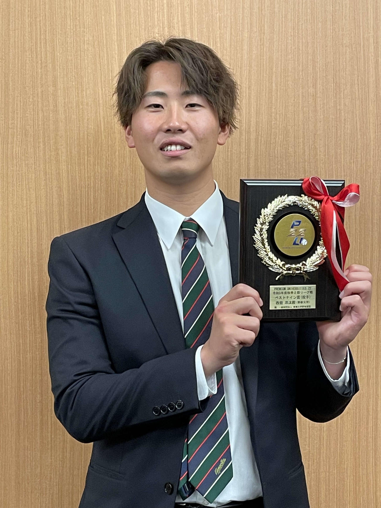 東都秋季リーグ戦の表彰式に出席し、2部のベストナインに選出されたヤクルトからドラフト1位指名を受けた専大・西舘