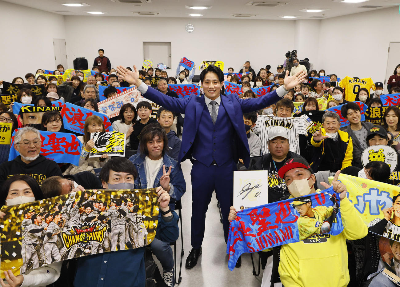 トークショーの終わりに、記念写真に納まる阪神木浪（撮影・藤尾明華）