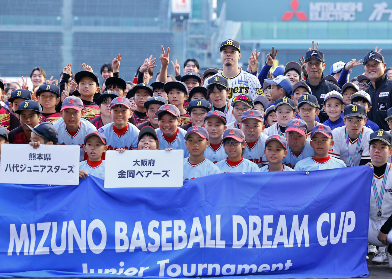 ミズノベースボールドリームカップの表彰式を終え、子どもたちと写真に納まる阪神佐藤輝（撮影・藤尾明華）