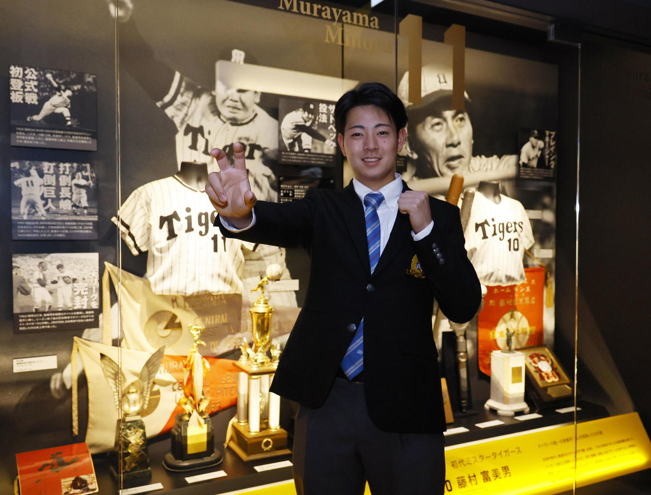 甲子園歴史館でポーズをとる阪神ドラフト1位の下村（撮影・藤尾明華）