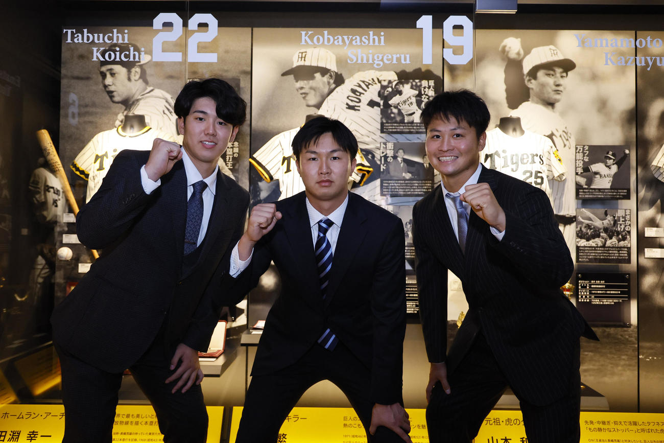 甲子園歴史館でポーズをとる（左から）阪神ドラフト5位の石黒、6位の津田、育成1位の松原（撮影・藤尾明華）