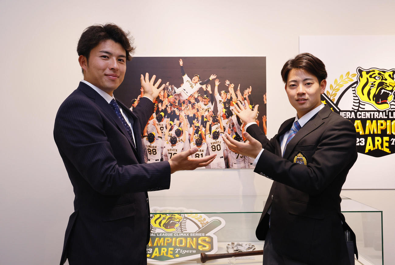 甲子園歴史館でポーズをとる阪神ドラフト1位の下村（右）と2位の椎葉（撮影・藤尾明華）