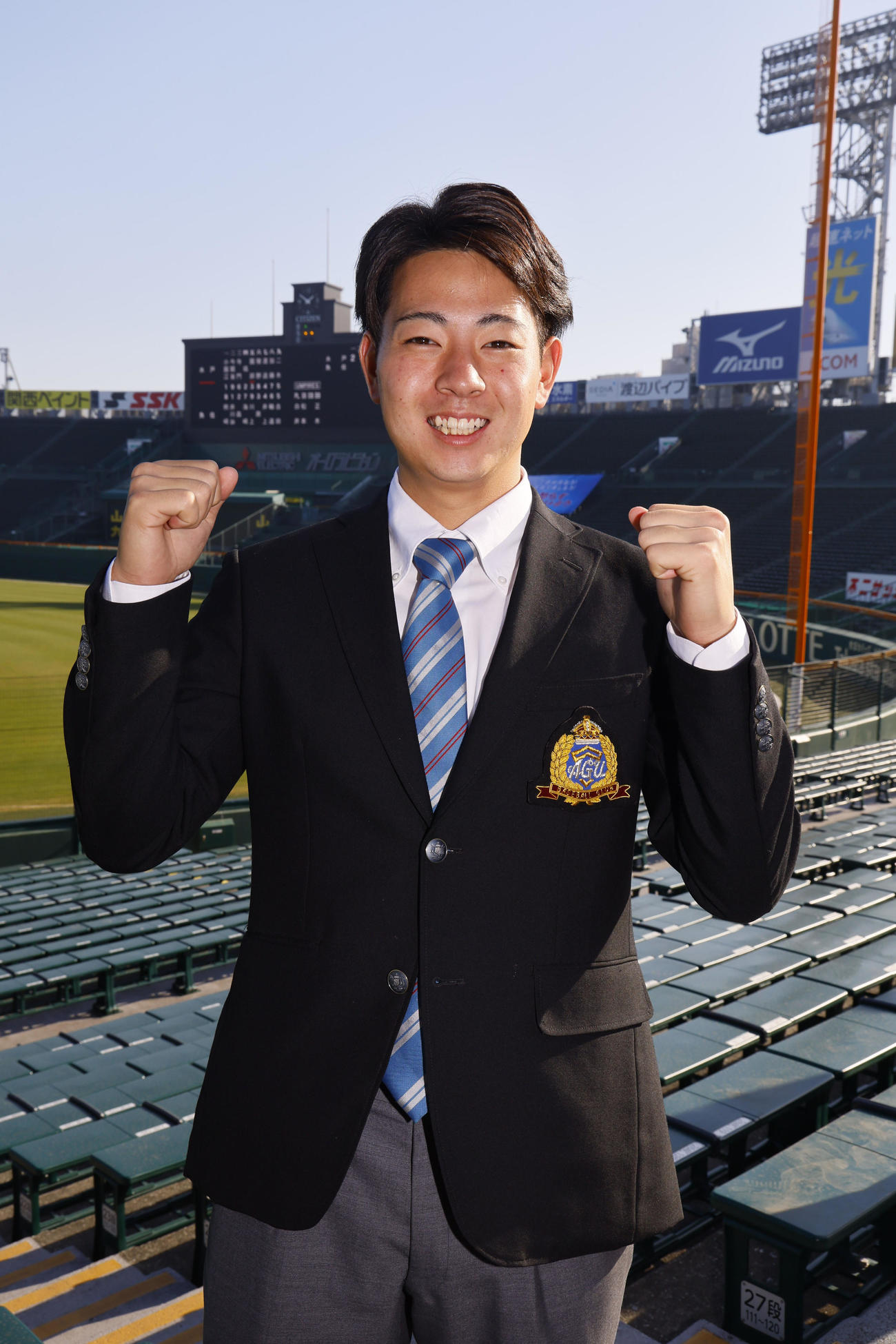 施設見学で甲子園球場を背にポーズをとる阪神ドラフト1位の下村（撮影・藤尾明華）